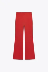 Pantalón rojo de tiro alto con corte flare.