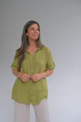 Camisa verde oliva de lino italiano, con botones al frente y mangas cortas con botón para ajustar el largo.