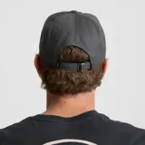 Gorra de béisbol color gris oscuro con parche frontal con el logo de Roark Burnt Nomad. Tiene el logo de Roark bordado en el lateral.