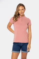 Polo azul marino de piqué con botones personalizados y mangas cortas.