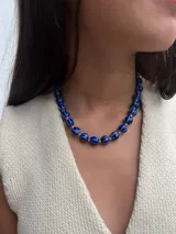 Collar corto de múltiples hilos con cuentas de cerámica esmaltada de colores y detalles dorados.