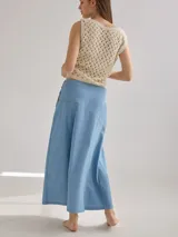 Falda larga de jean celeste con pespuntes a contratono y bolsillos frontales.
