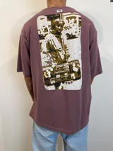 Remera negra de corte oversize con estampado rectangular en el pecho.