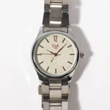 Reloj de pulsera Luthiel con correa de acero plateado y esfera blanca con agujas y marcadores de hora dorados.