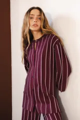 Camisa tejida color borgoña con rayas verticales blancas, escote redondo, botones frontales, mangas anchas 3/4 y aberturas laterales.