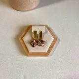 Aros colgantes con base dorada y dije de nácar irregular color verde azulado.