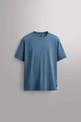 Remera deportiva color rosa claro, de tejido técnico ligero y elástico con estructura. Cuello redondo, manga corta, costuras planas y logo estampado.