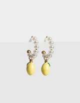 Aros tipo argolla con perlas y dije colgante de limón amarillo con hoja verde.