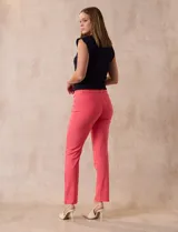 Pantalón de gabardina elastizada color coral, marca Tahari. Corte slim, pretina con pasadores, cierre y broche interno. Delantera y trasera con bolsillos.