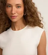 Blusa verde sin mangas, confeccionada en tejido rib con textura de rayas.