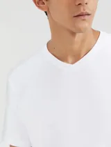 Camiseta blanca de algodón con escote en V y corte recto.