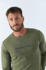 Remera básica de hombre en color verde militar, de manga larga con escote redondo y logo estampado.