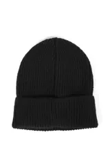 Gorro de lana tejido color lila con etiqueta negra con logo en el frente.