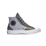 Championes unisex de lona con diseño de superposición en color gris y detalles en naranja.
