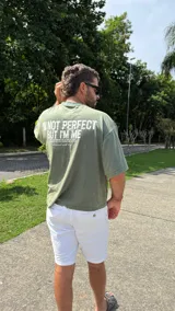 Remera verde militar de corte boxy con cuello redondo y estampado frontal con la frase "I'm not perfect but I'm limited edition".