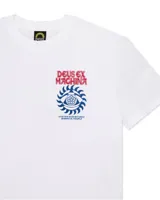 Remera blanca de manga corta con cuello redondo y estampado en el pecho con el logo de Deus Ex Machina en rojo y un diseño de ojo en azul.