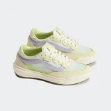 Championes Vans Ultrarange 2.0 con capellada celeste, detalles en verde y amarillo, y logo Vans en el lateral.