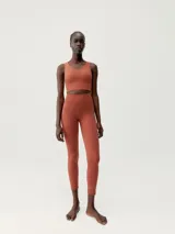 Top cropped verde de sujeción media, sin costuras, con tejido Fit_Tech con tecnología 3D, juego de texturas y hombros anchos. Diseño elegante y favorecedor con copas extraíbles.