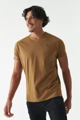 Remera blanca de algodón con cuello en V, manga corta, corte regular y logo estampado en el pecho.