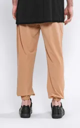 Pantalón de jogging color beige de corte recto, con elástico en la cintura y puños.