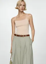 Top sin mangas de color marrón, con tirantes ajustables y diseño ceñido al cuerpo.