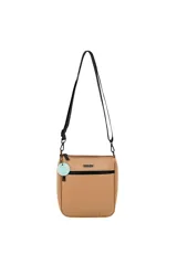 Bandolera rectangular color beige con correa larga negra regulable. Tiene cierre superior con cremallera negra y bolsillo frontal con cierre.