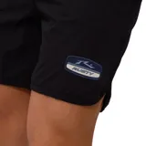 Short de baño negro con cintura elástica y cordón celeste.