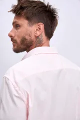 Camisa a rayas verticales color rosado y blanco, de corte clásico y manga larga.