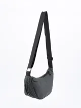 Bandolera negra de tela impermeable con correa ancha regulable.