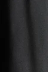 Remera gris oscuro de manga larga con cuello redondo y corte holgado.