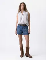 Short color beige de algodón con pretina con pasadores, cierre y doble abotonadura. Delantera y trasera con bolsillos. Incluye cinturón marrón trenzado. Marca One Five One.