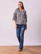 Blusa Zac & Rachel de gasa estampada con cuello redondo fruncido y mangas 3/4 amplias con volados.