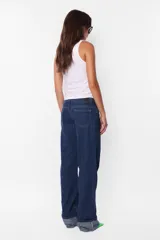 Pantalón de denim azul oscuro, de corte recto, con botamanga fija.