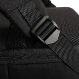 Mochila verde militar de poliéster reciclado, con capacidad para laptops de hasta 15,6 pulgadas. Cuenta con bolsillos frontales con cierre, cinturón para valija en la parte trasera y tela a prueba de agua.