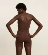 Enterito deportivo marrón de poliamida, con escote redondo y breteles anchos.