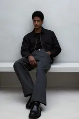 Pantalón de jean negro de tiro alto, corte recto y relaxed fit.