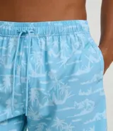 Bermuda de baño masculina de microfibra, color celeste claro, con estampado repetitivo en blanco de palmeras y paisaje tropical. Presenta cintura elástica con cordón ajustable blanco y bolsillos laterales.