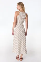 Vestido midi de lino a rayas verticales color verde y blanco, con cuello halter y corte evasé.