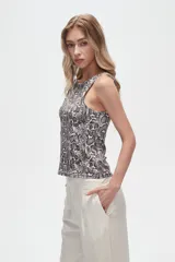Musculosa blanca sin mangas, ajustada al cuerpo y con cuello redondo.