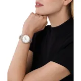 Reloj Michael Kors modelo Pyper, con caja plateada y detalles en oro rosa, bisel con cristales y esfera blanca con logo MK en repetición.