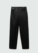 Pantalón negro de tiro alto con efecto piel, corte recto, cinco bolsillos, trabillas y cierre de cremallera y botón.