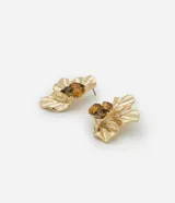 Aros pequeños con forma de media flor dorada y piedras marrones aplicadas.