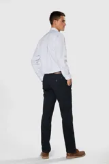 Pantalón de gabardina con corte Classic Fit, bolsillos laterales y traseros, y cierre metálico.