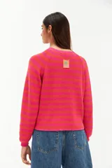 Sweater de punto a rayas horizontales color fucsia y naranja, de corte recto y mangas largas.
