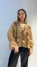 Camisa negra de gasa con escote en V, doble volado frontal, mangas largas abullonadas con puños elásticos y cierre frontal con botones.