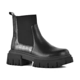 Bota casual negra con detalles croc, plataforma baja y diseño elegante.