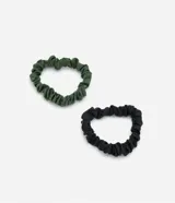 Set de dos scrunchies pequeños con efecto satinado, uno color verde militar y otro negro.