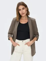Blazer color marrón topo, de corte recto y largo a la cadera, con solapas y mangas 3/4.