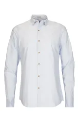 Camisa de manga larga celeste de popelina de algodón orgánico, calce moderno, con cuello clásico, cierre con botones color madera y logo RKF bordado en el puño.