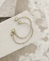 Brazalete rígido abierto de bronce con forma de herradura.